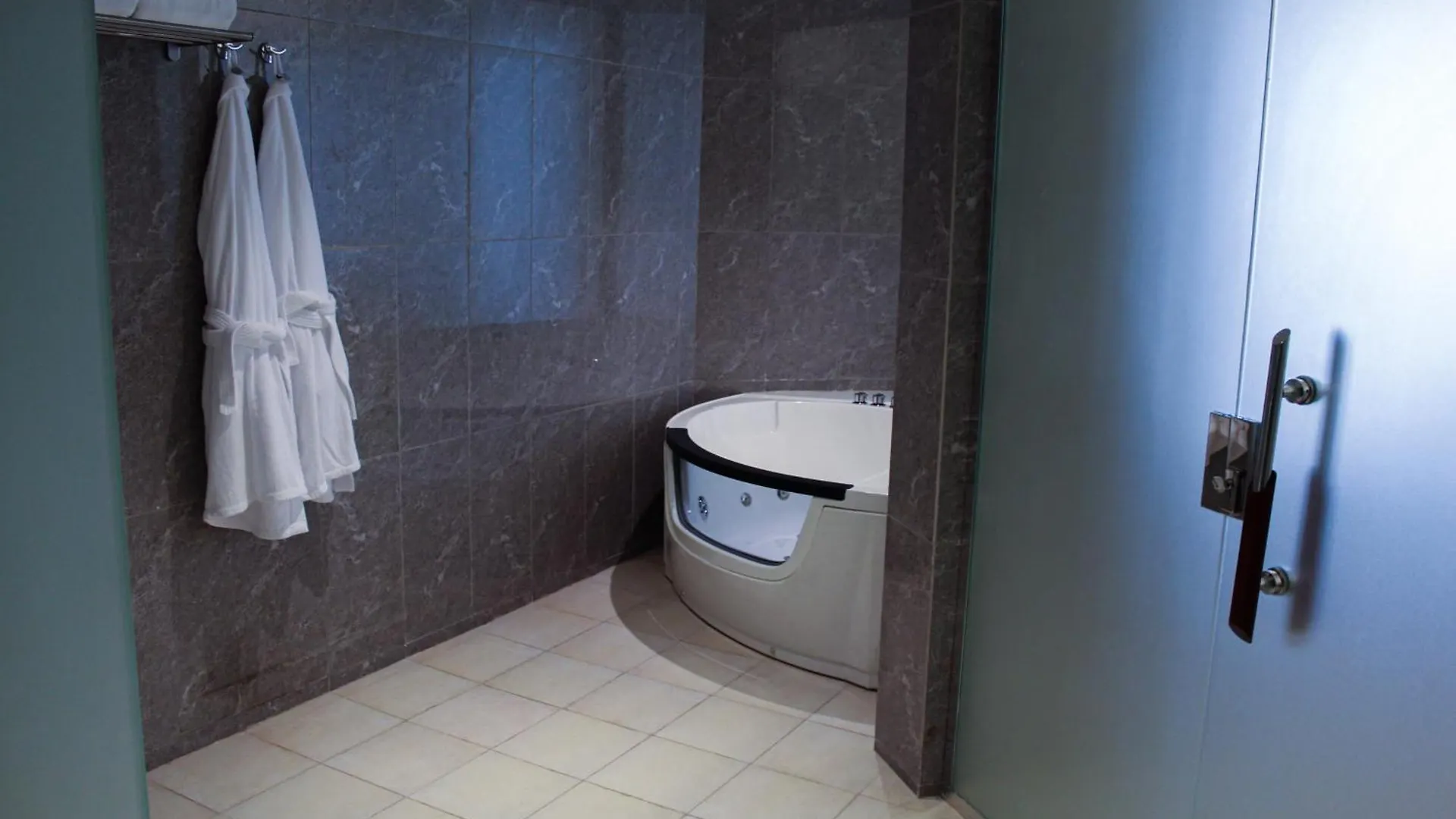 Lotaz Hotel - Al Shatea Jeddah 3*,